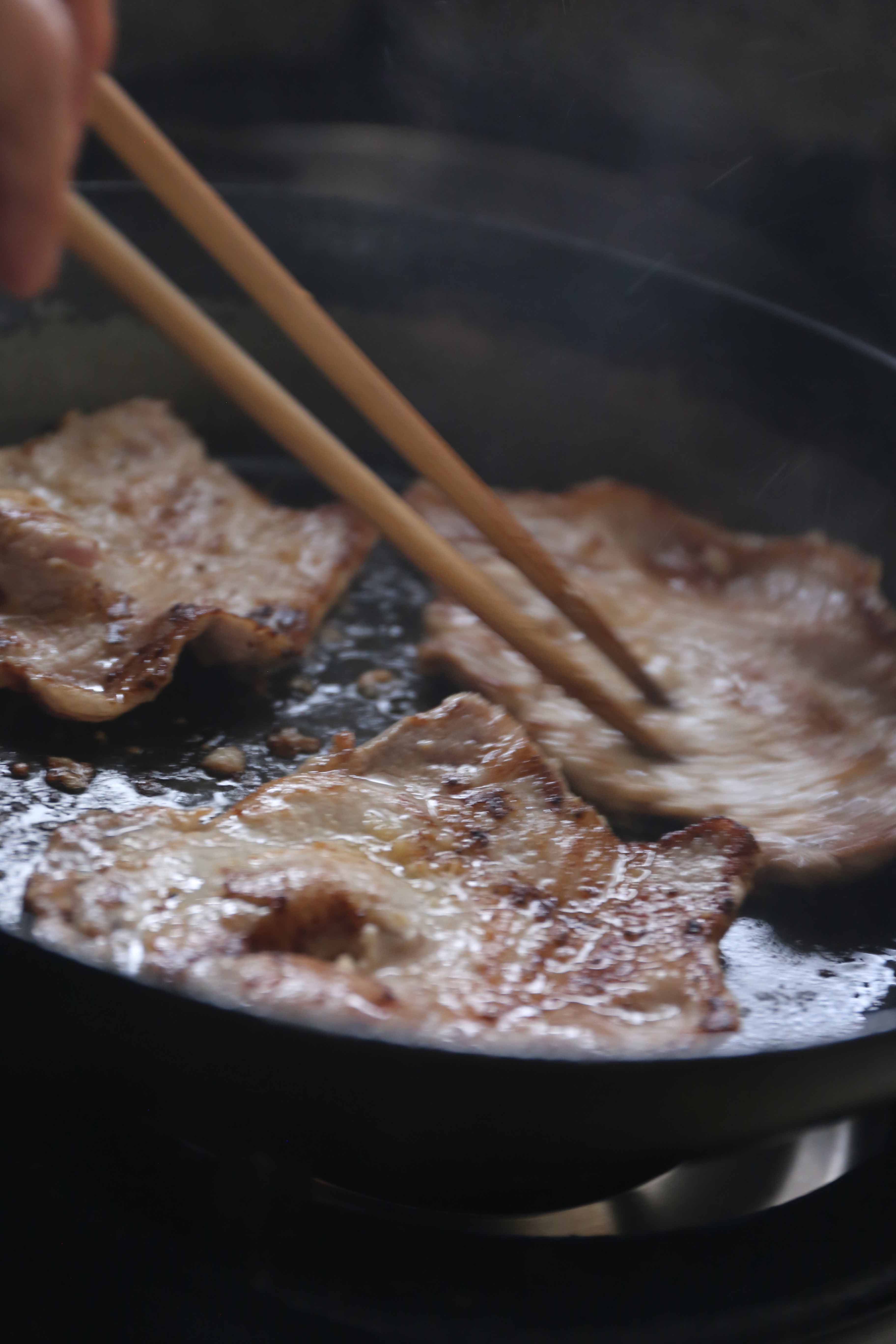 豚肉を鉄フライパンで焼く