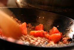 鉄のフライパンでトマト料理