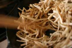 鉄フライパンでごぼうを炒める