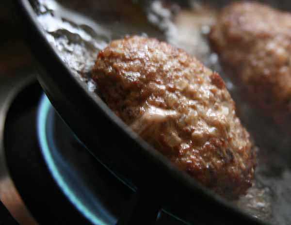 鉄フライパンでハンバーグを焼く