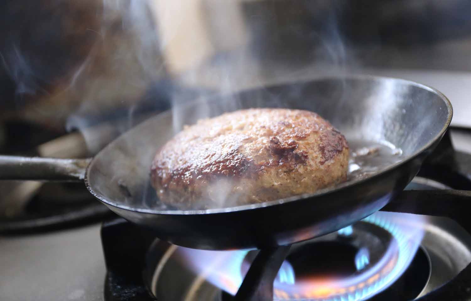 鉄フライパンでハンバーグを焼く
