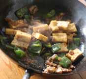 干しブドウの甘みで炒め