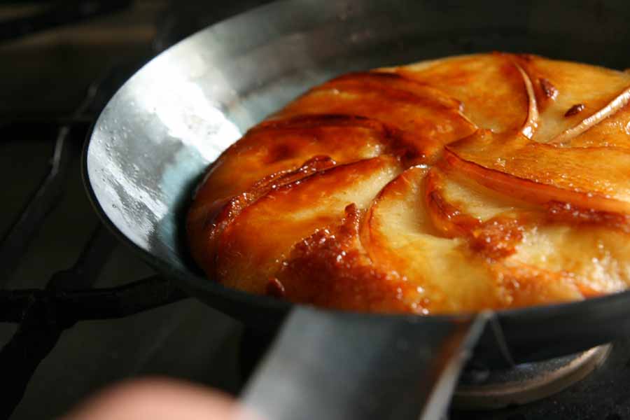 鉄フライパンでパンケーキりんご入り焼きあがり1