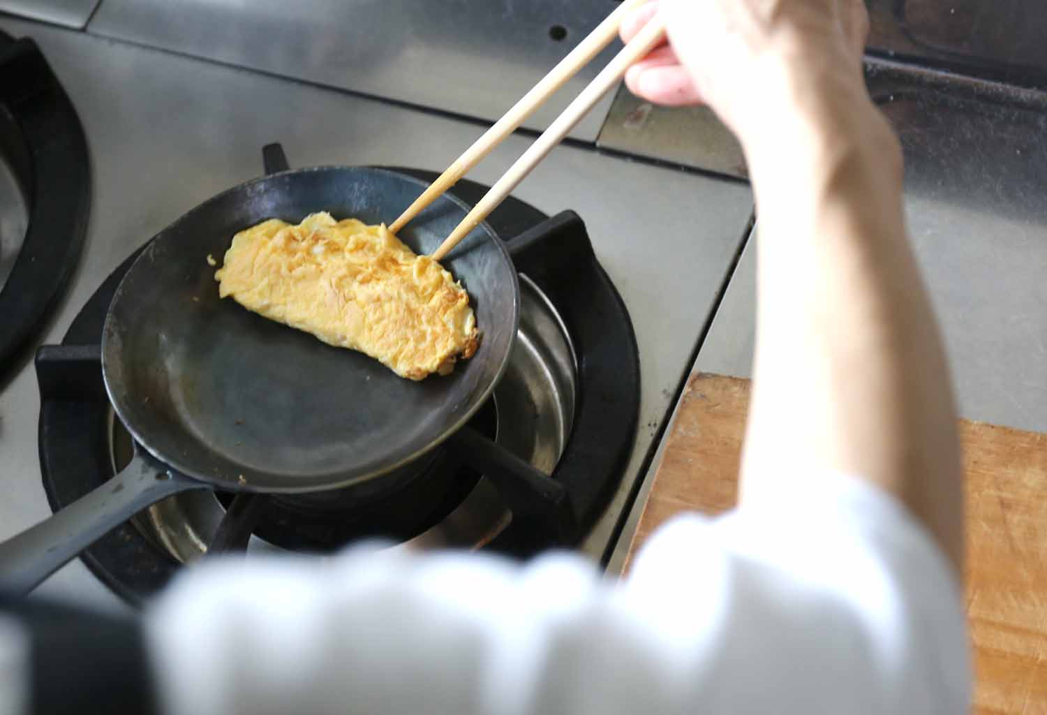 小さいフライパン16.5ｃｍ深型フライパンで調理しています。深型は玉子焼きをのような液体ものを調理するのに便利です。