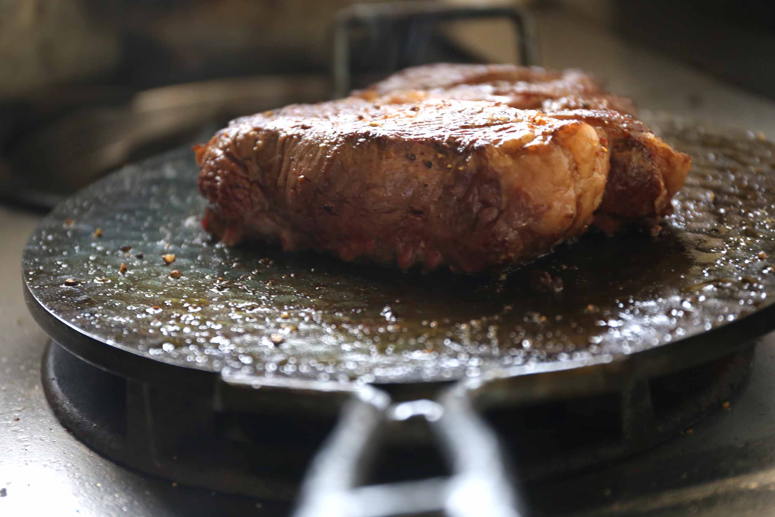 一角フライパンでステーキを焼いているアップ写真2