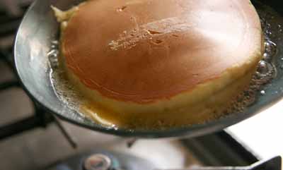 鉄フライパンでホットケーキを焼く