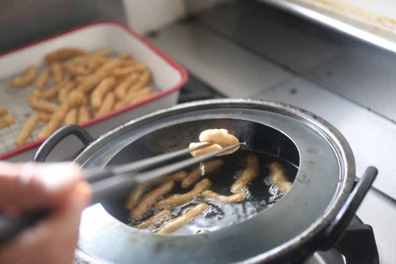 かりんとう揚げる