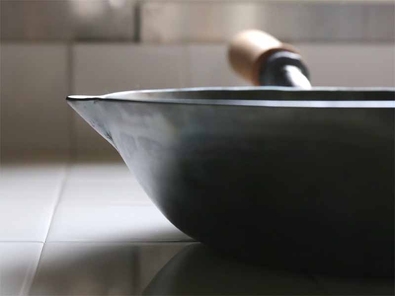 レモン型フライパン詳細注ぎ口横