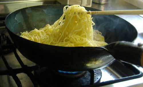 鉄フライパンで麺を炒める