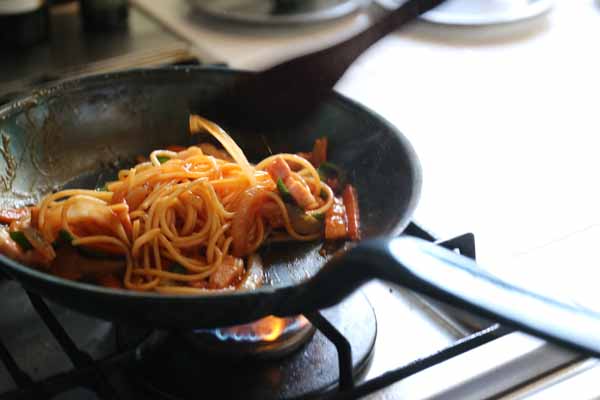 ケチャップでパスタを炒める