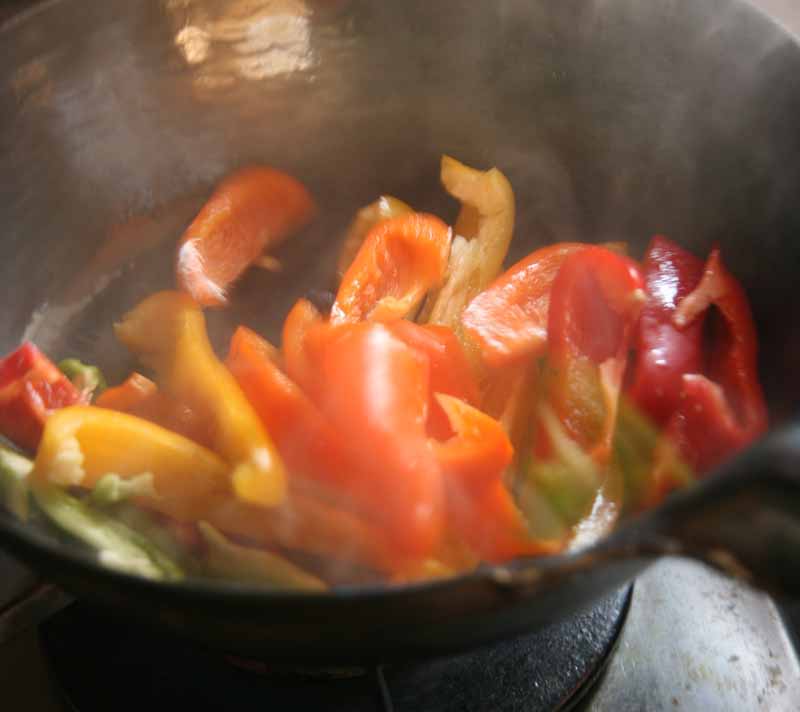 鉄フライパンでパプリカいため