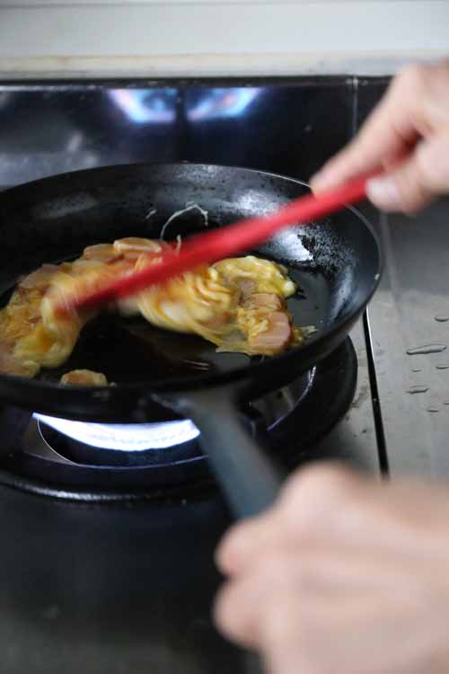 鉄フライパンでスクランブルエッグ