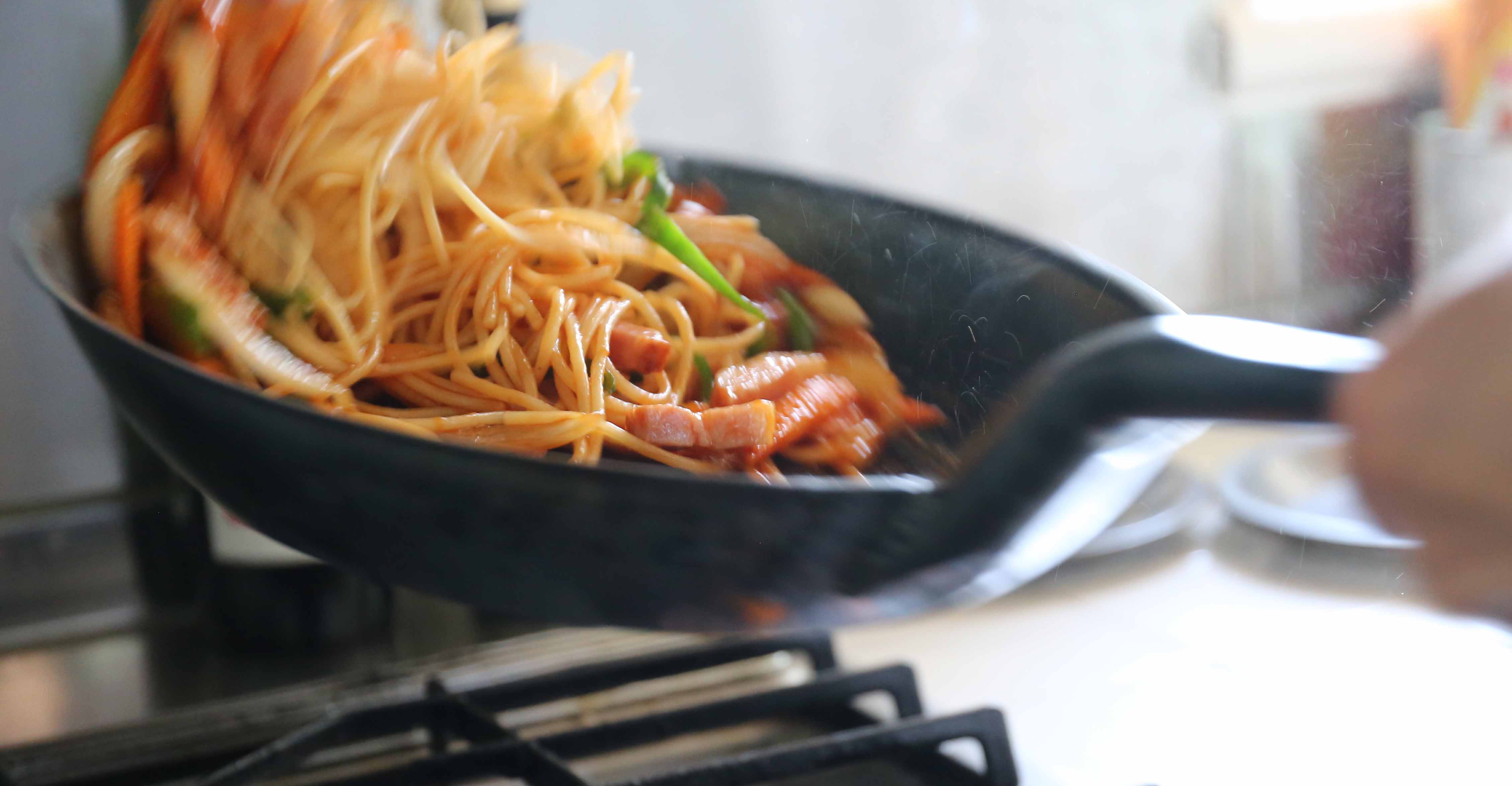 鉄フライパンでパスタを炒める