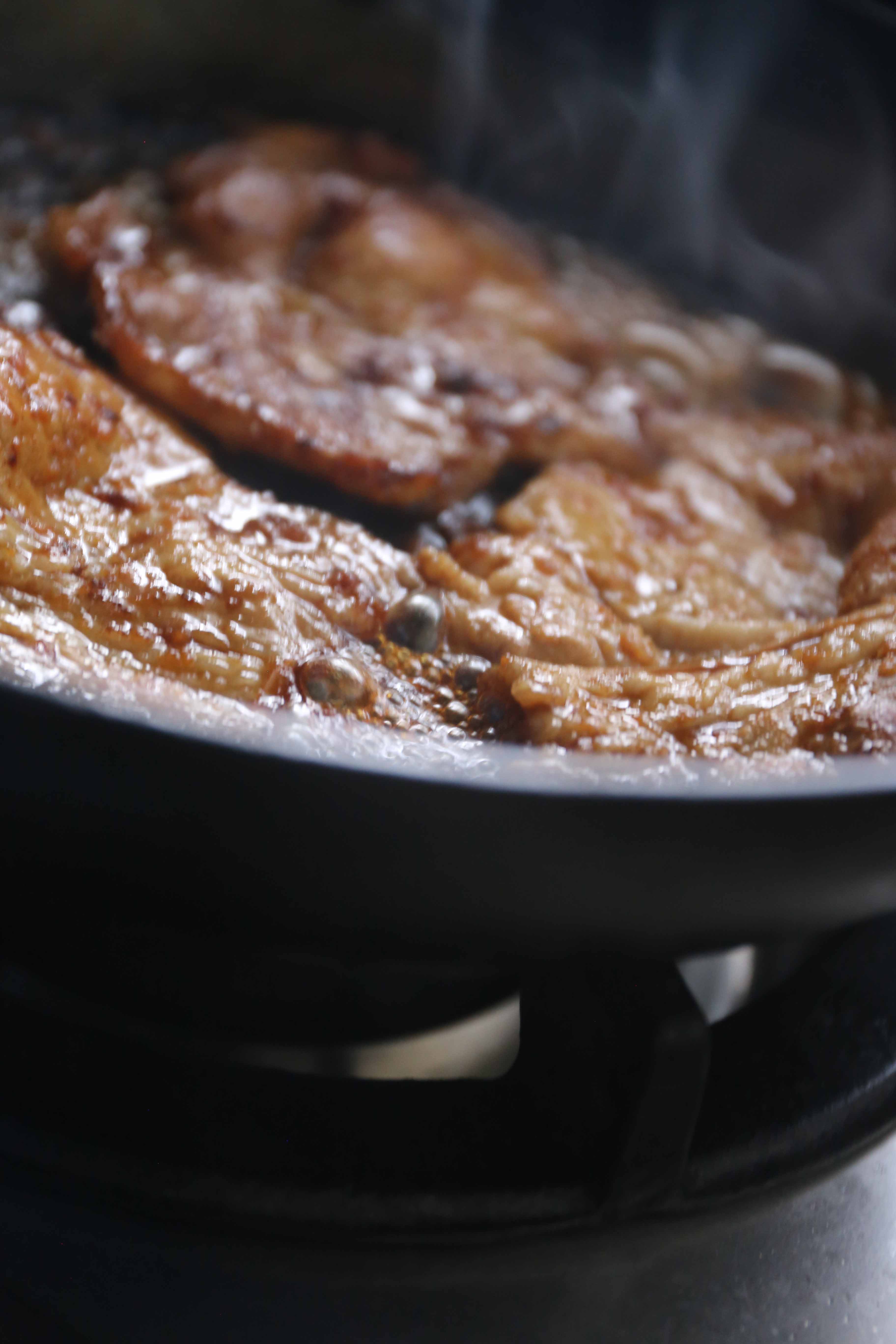 鉄フライパンで豚の生姜焼きを焼く