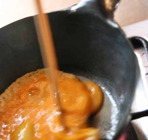 鉄フライパンで卵を焼く