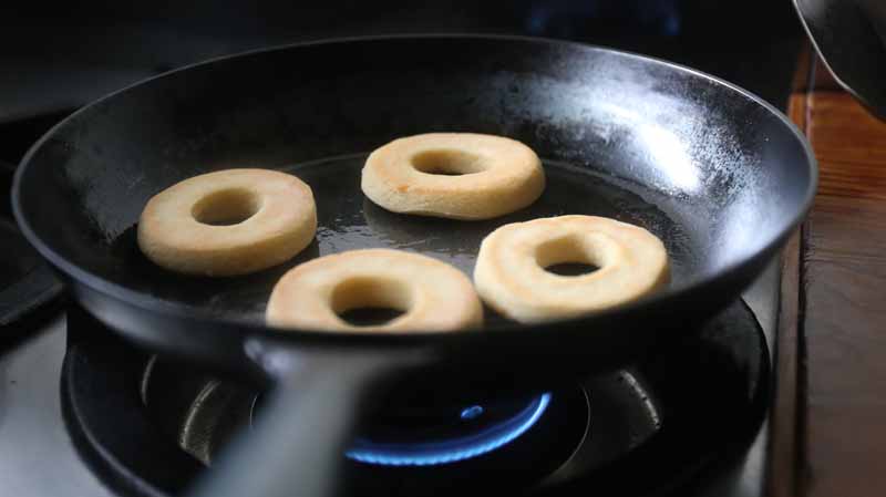 フライパンでドーナツを焼く