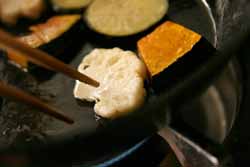 鉄フライパンで野菜を焼く